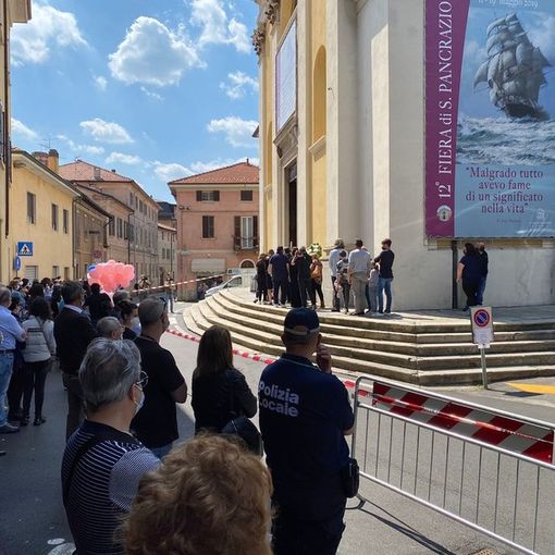 Mottarone, Monsignor Vegezzi nell'omelia del funerale a Vedano: «Quanto può far male l'egoismo degli uomini»