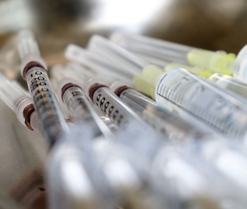 Vaccinazioni, domani al via le prenotazioni per la terza dose a over 60 e persone con elevata fragilità
