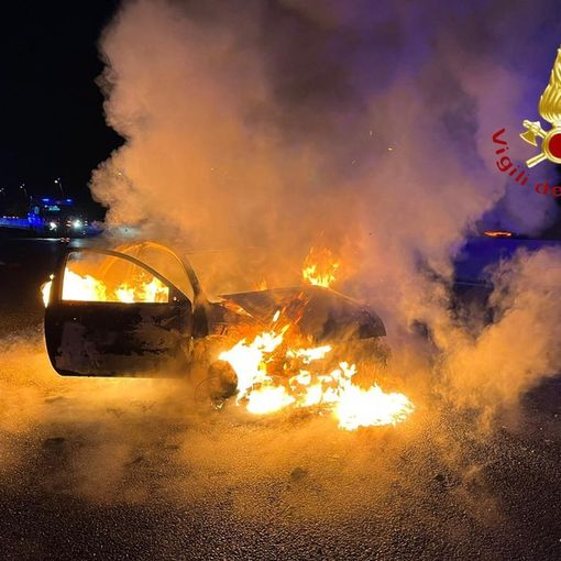 FOTO. Paura sulla Pedemontana per un incidente: un'auto prende fuoco, coinvolta anche un'ambulanza