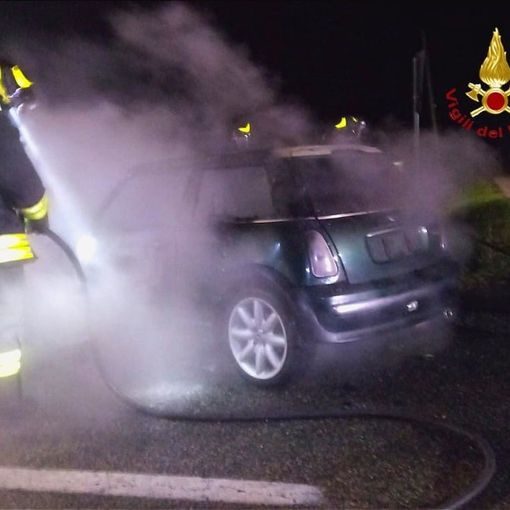 Palestro, dopo l'incidente l'auto prende fuoco: momenti di paura nella serata di venerdì