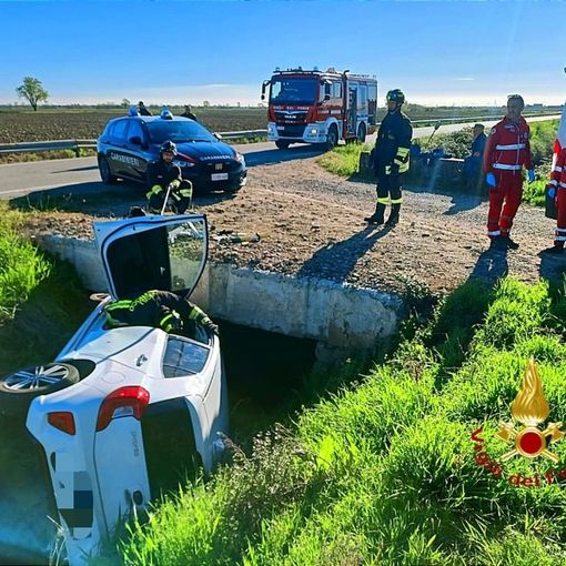 Vercelli: scontro con un mezzo agricolo, auto finisce un canale