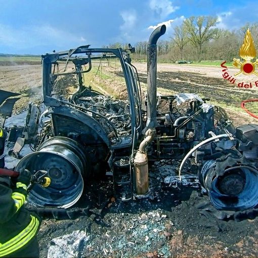Vercellese: a fuoco un mezzo agricolo, le fiamme rischiano di estendersi alla risaia