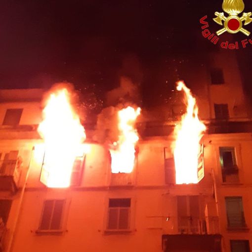 Milano: incendio in appartamento, donna si lancia dal quinto piano e muore