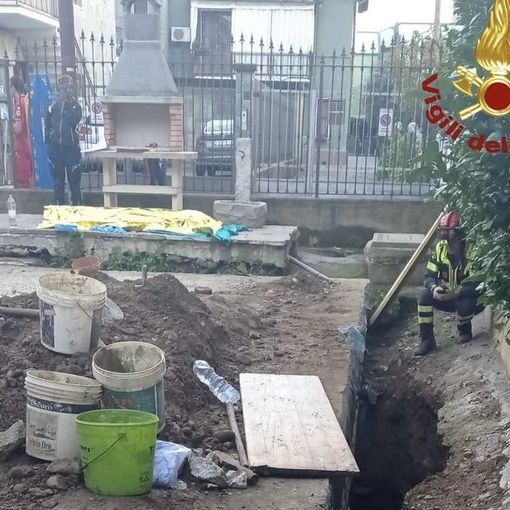 Resta sepolto da un crollo mentre lavora in garage e muore. Tragedia nel Milanese