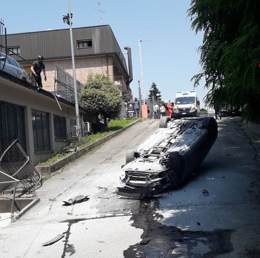 Sbaglia a posteggiare, sfonda la recinzione e vola in strada: paura a Mariano Comense