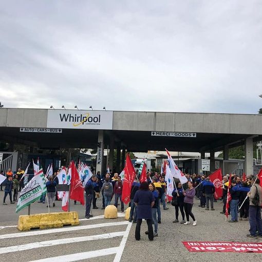 L'ingresso dello stabilimento Whirlpool di Cassinetta (foto d'archivio)