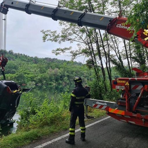 Somma Lombardo: esce di strada e finisce nel fiume. Recuperato dai vigili del fuoco