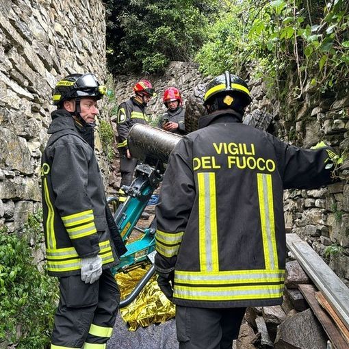 Si continua a morire sul lavoro: 39enne perde la vita schiacciato dall'escavatore nel Comasco