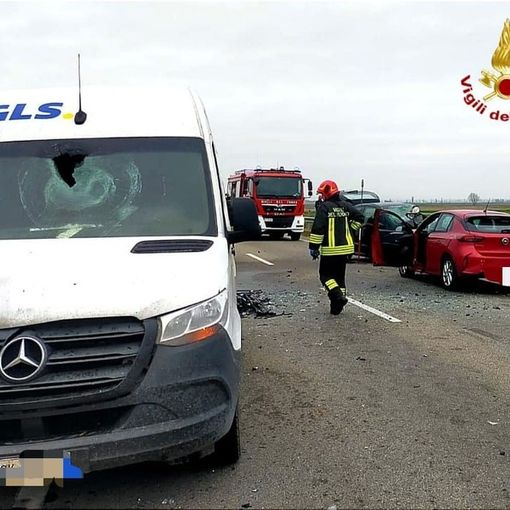 Due morti, auto devastate e feriti intrappolati tra le lamiere: dramma sulle strade vercellesi