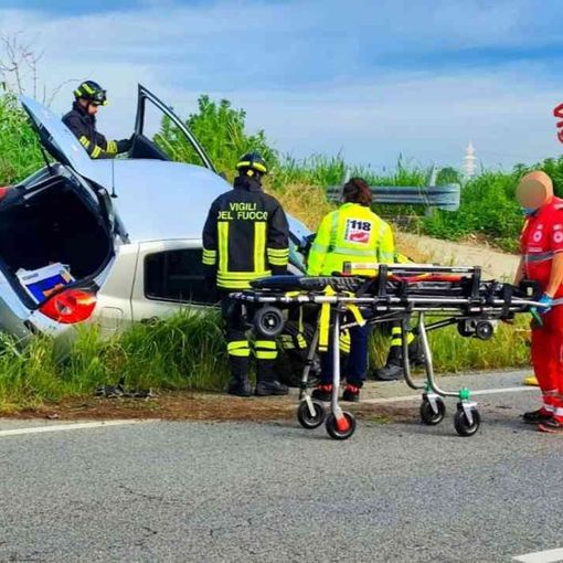 Vercellese, auto fuori strada: ferito il conducente