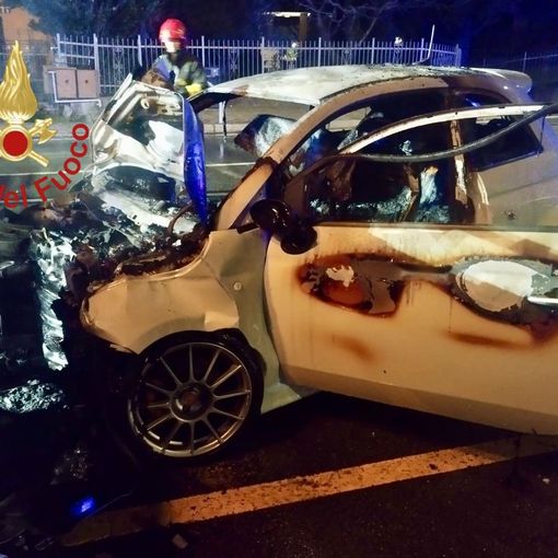 Auto si schianta contro il muro e prende fuoco: paura per tre ragazzi in provincia di Como