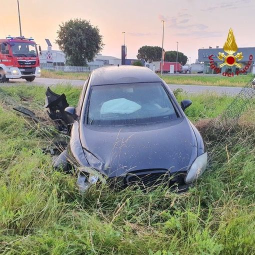 Vercelli, fuori strada con l'auto: conducente in ospedale