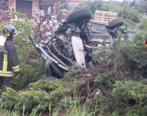 FOTO. Ragazza al volante perde il controllo dell'auto e si ribalta fuori strada: paura nel Comasco