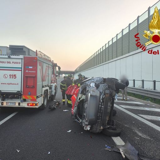 Carambola in A9, auto si ribalta: donna estratta dalle lamiere dai vigili del fuoco