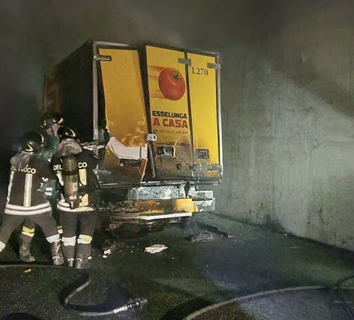 FOTO. Furgone in fiamme sotto il viadotto in Autolaghi: illeso il conducente