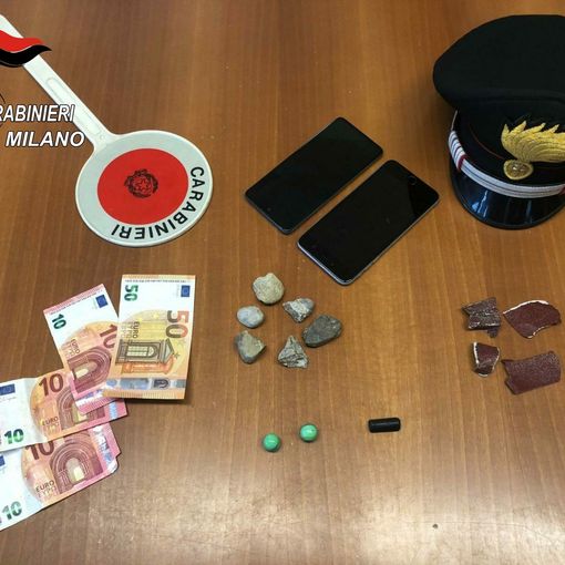 Lacchiarella: tenta truffa dello specchietto a una pensionata, ma viene controllato dai Carabinieri mentre attende il denaro, 19enne arrestato