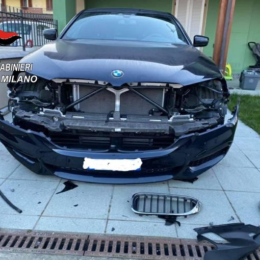 Rubavano su auto di elevato valore e spedivano la merce su autobus di linea, fermate cinque persone