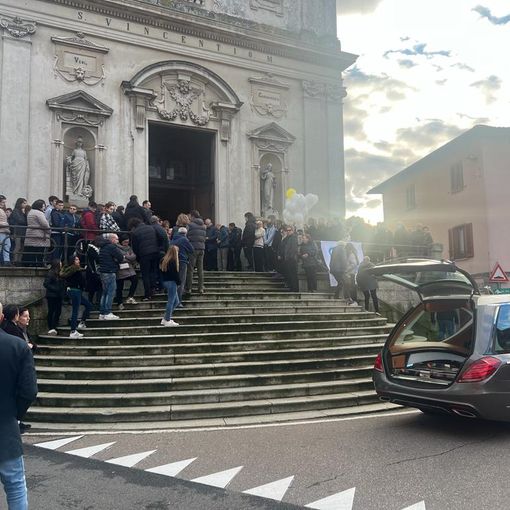 FOTO e VIDEO - Il silenzio di un intero paese del Varesotto e quello di tante giovani vite nell’addio a Dante