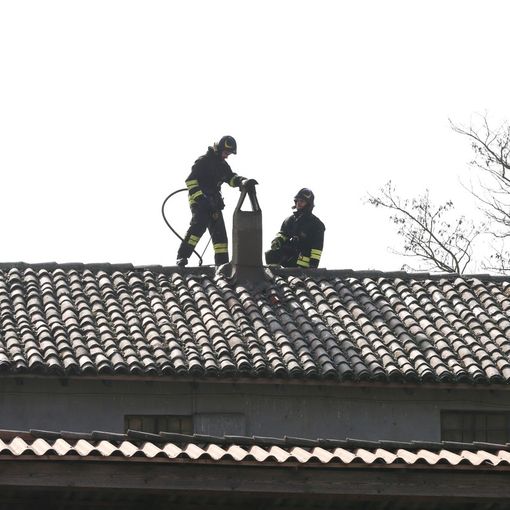 Suardi: fiamme su un tetto di cascina San Michele