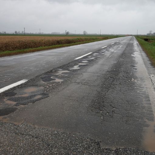 Maltempo, tra Mede e Pieve del Cairo dopo due giorni di pioggia compaiono buche profonde sulla provinciale (FOTO)