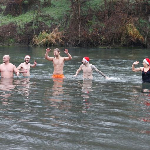 Nell'Agogna gelida inaugurato il primo &quot;cimento&quot; di Capodanno in Lomellina. Le immagini