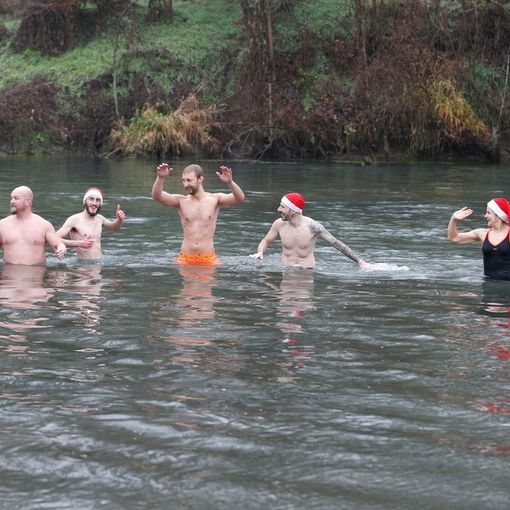 Nella foto il bagno gelido nelle acque del torrente Agogna per il Capodanno 2023