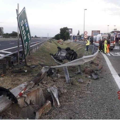 Urta il guard rail e si ribalta: due ferite