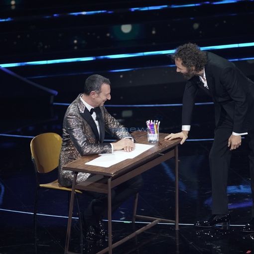 Jovanotti regala al pubblico del Festival uno straordinario inno alla vita con la poesia &quot;Bello mondo&quot; di Mariangela Gualtieri