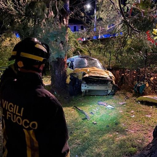 FOTO. Paura nella notte a Luino: un'auto sfonda il guard rail, colpisce una pianta e finisce nel giardino di una villa