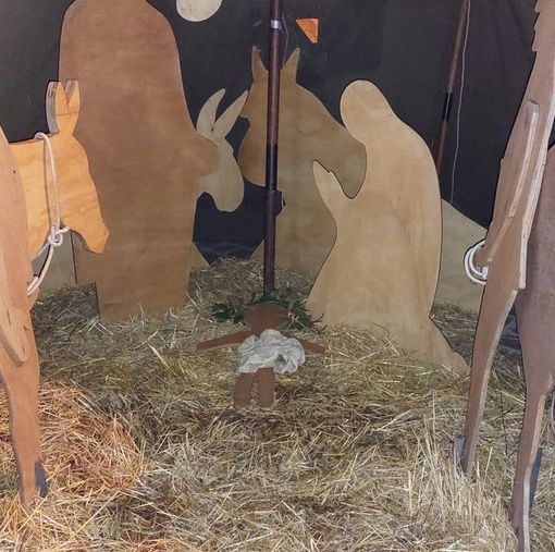 Il presepe in piazza San Giovanni con il Bambino e gli alpini