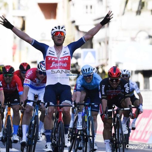 Jasper Stuyven trionfa sul rettilineo di via Roma, sua la Milano-Sanremo 2021