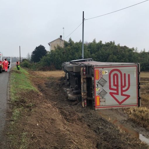 Gravellona: autoarticolato esce di strada sulla provinciale 192 e si schianta contro un palo della luce