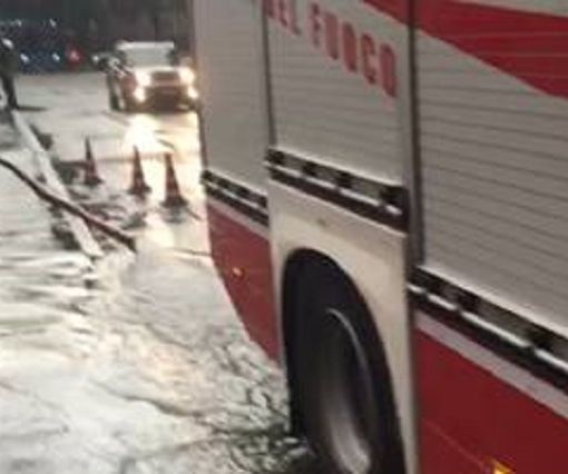 Bomba d'acqua sul Legnanese: sottopassi allagati, cede la strada in via Ponzella a Legnano