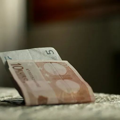 Dato allarmante: il 50% degli italiani risparmia 100 euro al mese