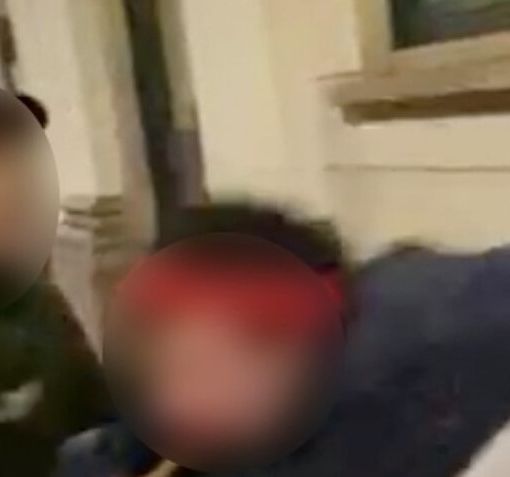 un momento dell'aggressione al giovane