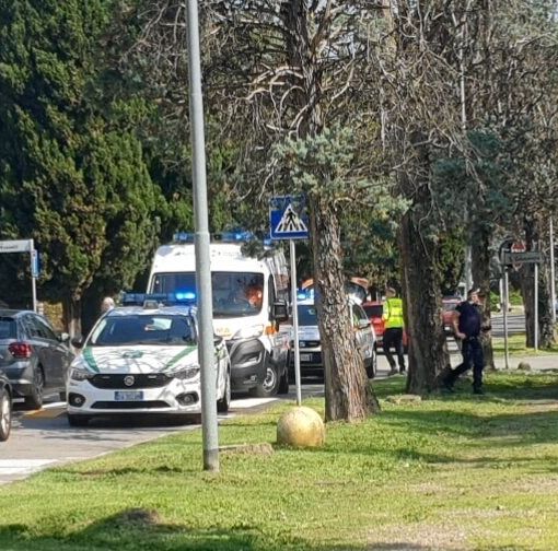 Magenta, ambulanza e autoinfermieristica in via Fanti per soccorrere un ragazzo impegnato nel taglio delle piante