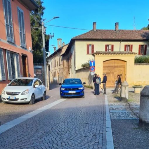 Alessia Ventura a Robecco sul Naviglio per girare lo spot sulla presentazione di un’auto