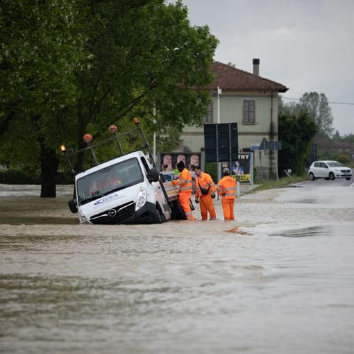 FOTO. Emilia Romagna piegata da piene e frane: due morti, un disperso, centinaia di evacuati. Aiuti dalla Lombardia