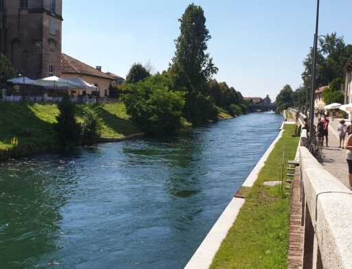Robecco: dà in escandescenza in via Ripa Naviglio e distrugge la fioriera buttandola lungo la sponda