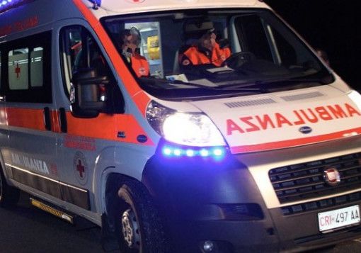 Vercelli: fuori strada con l'auto, perde la vita a 39 anni