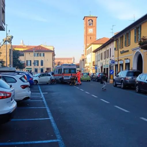 Magenta: auto che esce dal parcheggio urta donna in bicicletta che finisce al pronto soccorso