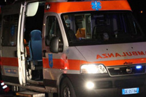 Vigevano: auto finisce contro un palo in corso Torino, soccorse 2 persone