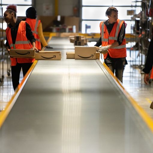 Amazon aumenta dell’8% lo stipendio dei dipendenti logistica: ora 1.680 euro lordi