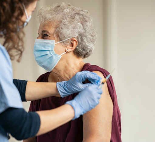 Vaccini agli over 80, la Lombardia: possono prenotarlo anche i familiari