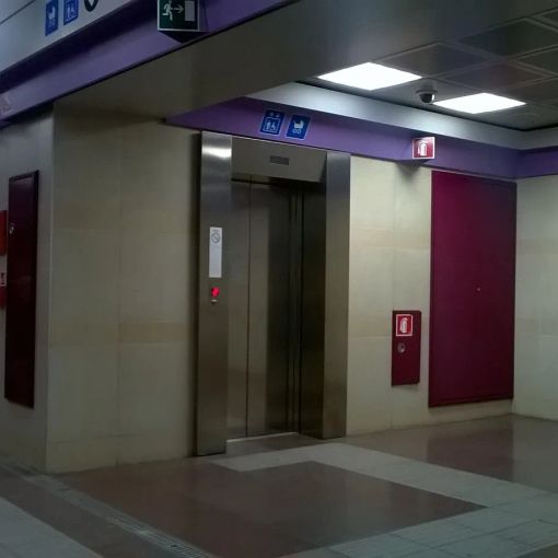 Milano, sesso nell’ascensore della metro: denunciati
