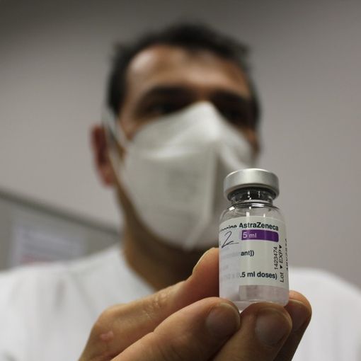 Il verdetto Ema: «AstraZeneca vaccino sicuro ed efficace. Non c'è alcun nesso con casi di trombosi»