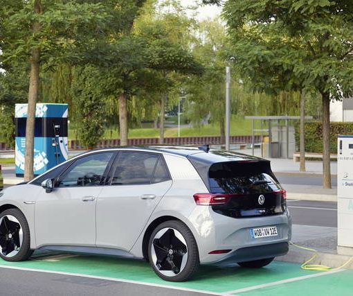 In Italia si vendono meno macchine (-20%) ma le elettriche volano: +500%