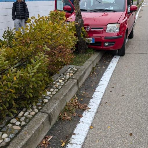 Magenta, Pontevecchio: sacerdote in auto sterza per evitare un veicolo e abbatte due alberelli sulla ciclopedonale