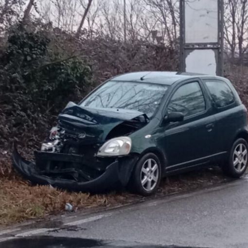 Magenta: auto incidentata lasciata in via Dante da una decina di giorni