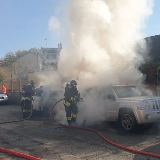 Lunga colonna di fumo nel cielo di Magenta: due auto in fiamme in via Gramsci